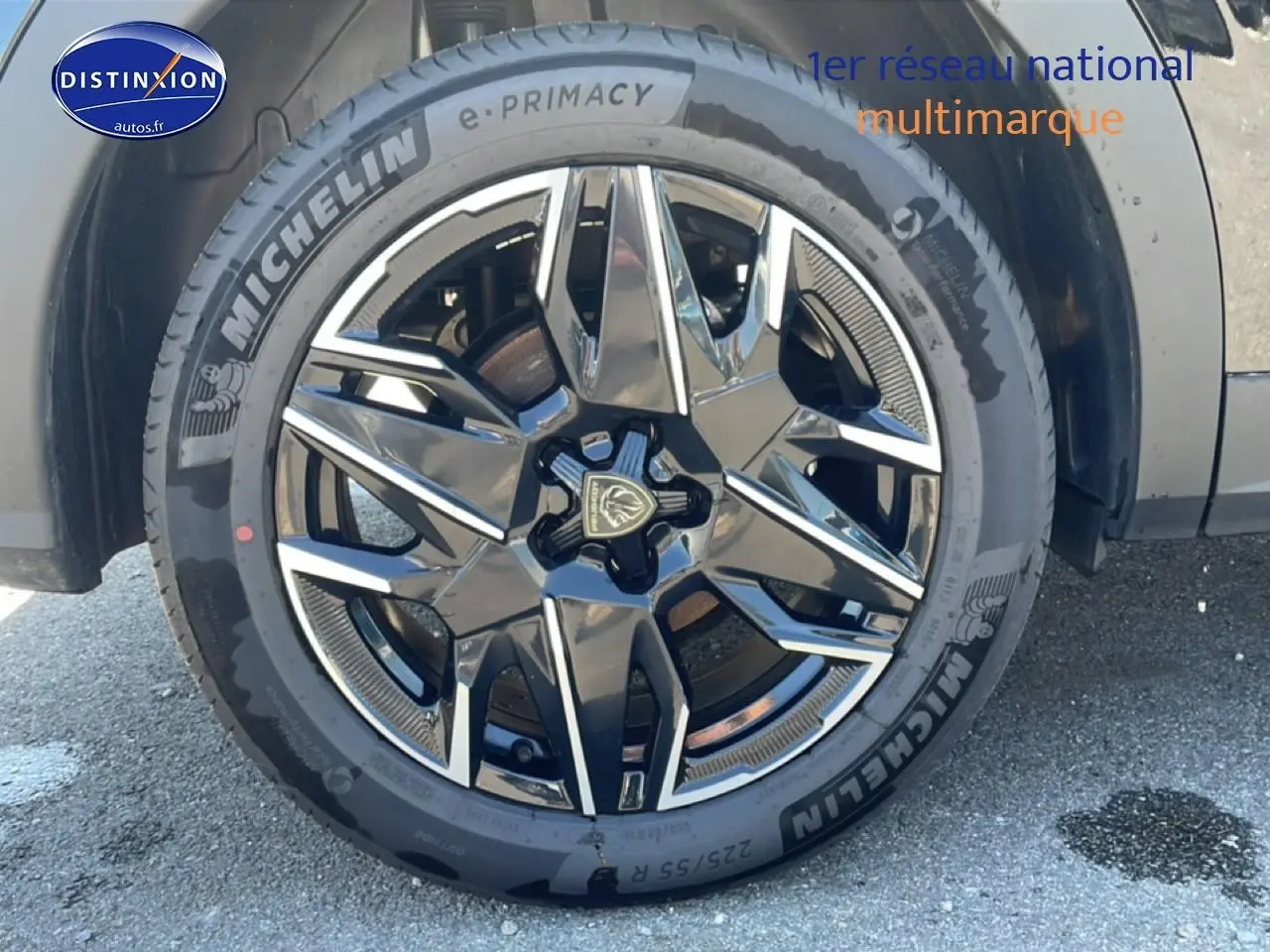 Gros plan sur la jante alu noire et argentée du côté droit d'un Peugeot 3008 noir, pneu Michelin visible.