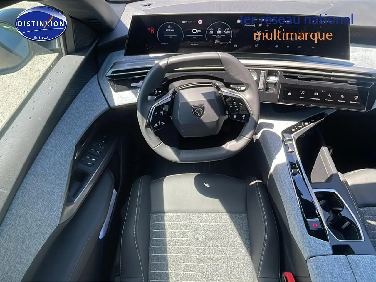 Vue intérieure du poste de conduite du Peugeot 3008 2025, volant cuir multifonction et tableau de bord numérique large.