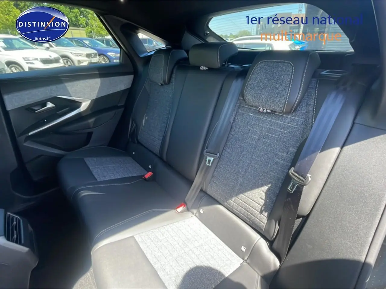 Vue intérieure côté droit des sièges arrière en tissu et cuir du Peugeot 3008 noir 2025 avec ceintures de sécurité visibles.