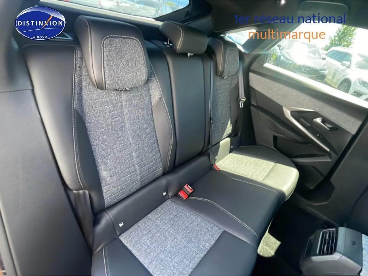 Vue intérieure arrière côté droit du Peugeot 3008 2025 noir, montrant la banquette mixte tissu et cuir avec appuis-tête.