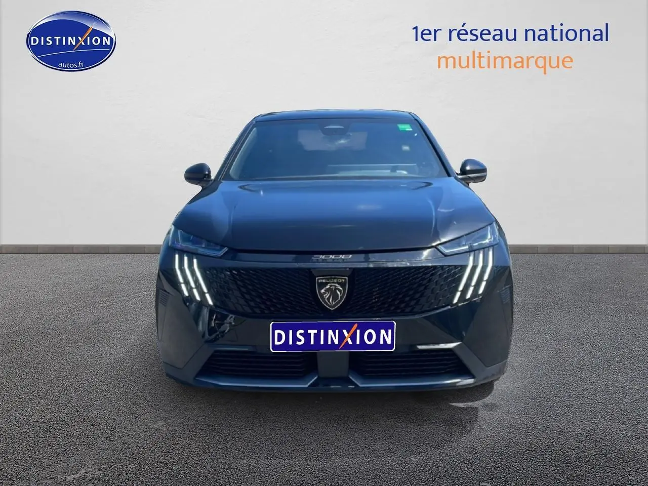 Vue avant du Peugeot 3008 noir 2025 avec phares LED et calandre au lion distinctive.