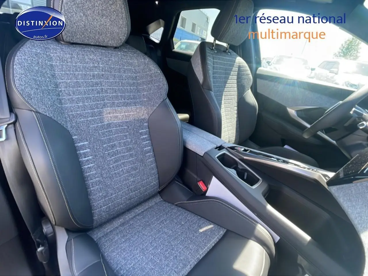 Vue intérieure côté gauche montrant les sièges tissu et cuir gris du Peugeot 3008 1.2 hybrid 2025 noir.