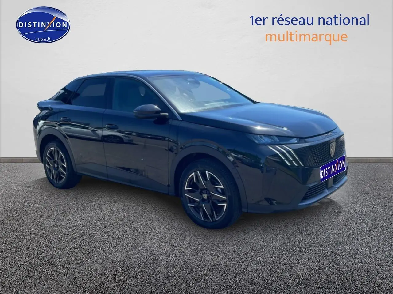 Peugeot 3008 noir vue 3/4 avant droit, jantes alu et calandre distinctive au lion Peugeot.