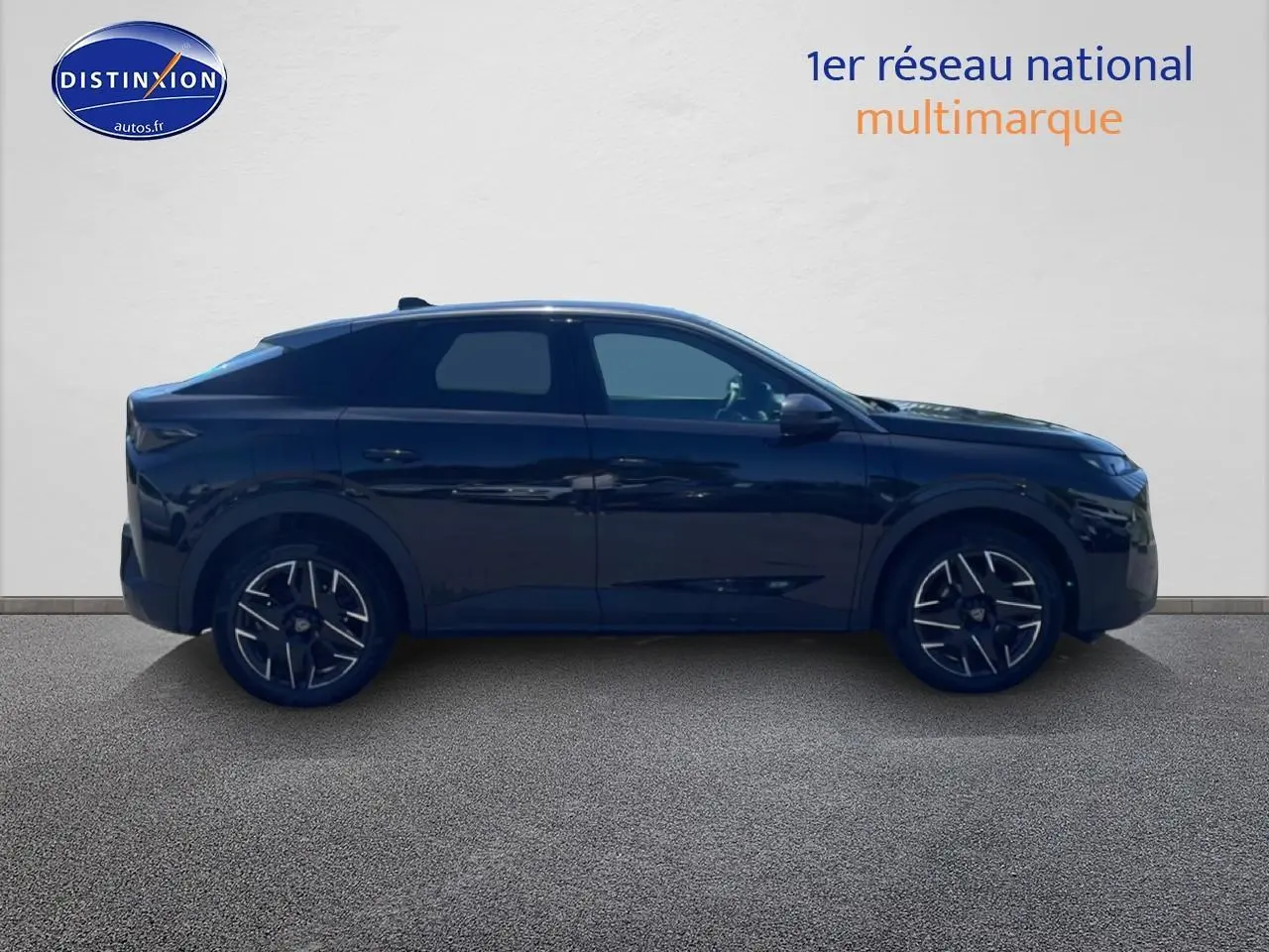 Vue latérale droite d'un Peugeot 3008 noir 2025 avec jantes alliage et lignes épurées.
