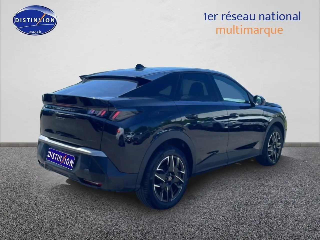 Vue 3/4 arrière droite d’un Peugeot 3008 noir 2025 avec jantes alu et becquet arrière distinctif.