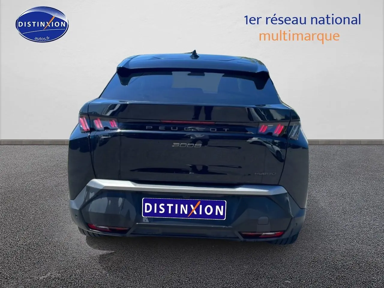 Vue arrière d’un Peugeot 3008 noir 2025 avec feux arrière LED et becquet arrière visible.