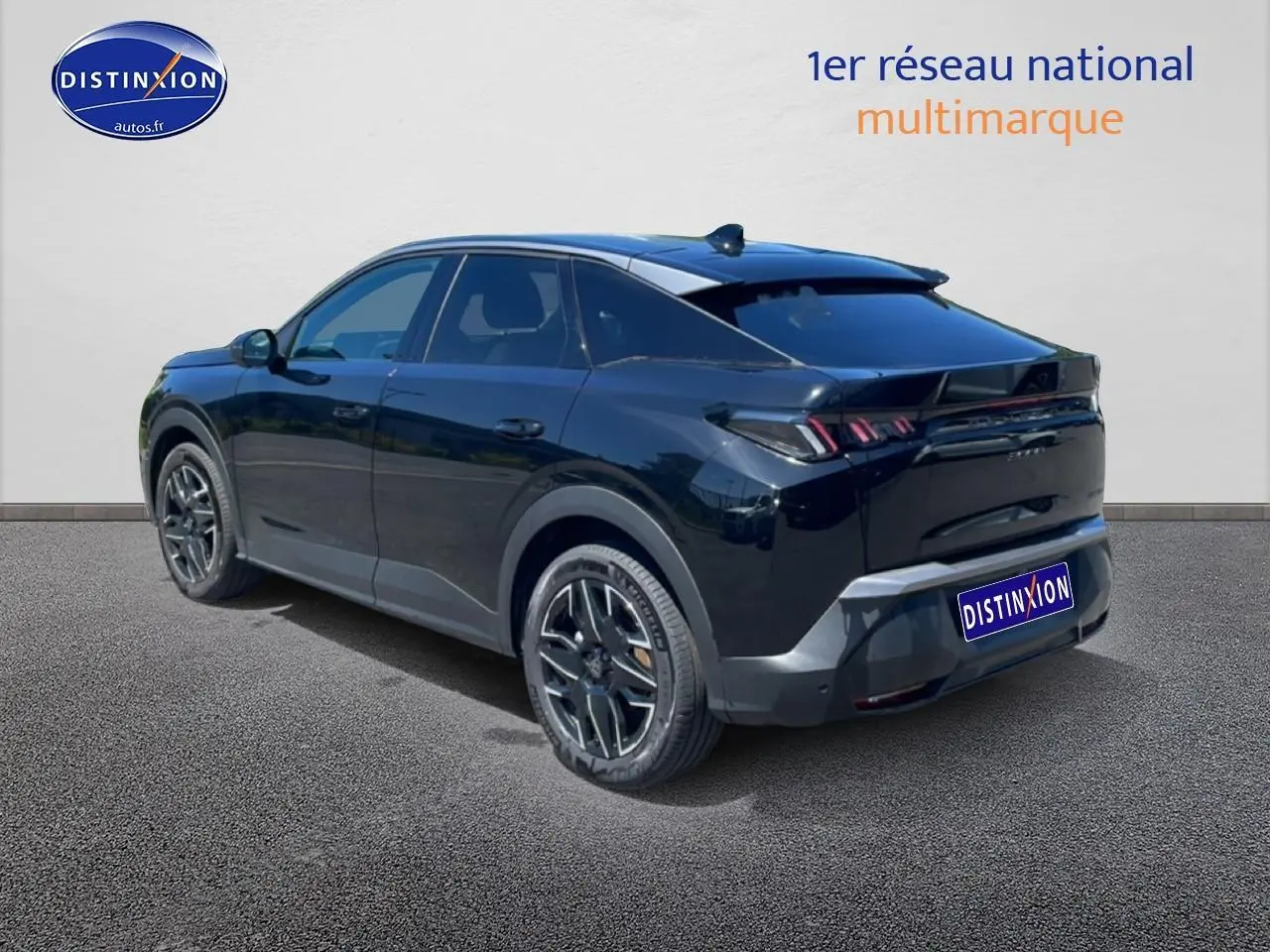 Vue 3/4 arrière droite d’un Peugeot 3008 noir 2025 avec jantes alu et becquet arrière distinctif.