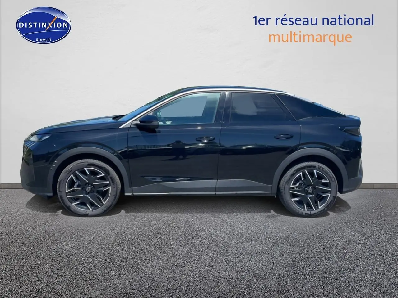 Profil côté gauche d’un Peugeot 3008 noir 2025 avec jantes alliage et lignes modernes distinctives.