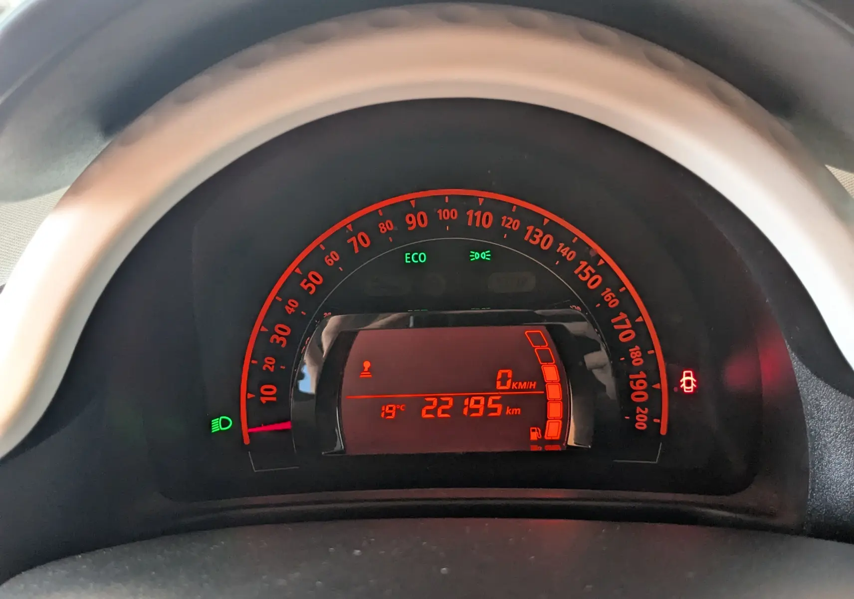 Vue rapprochée du tableau de bord numérique de la Renault Twingo III noire, affichant 22 195 km et témoin ECO allumé.