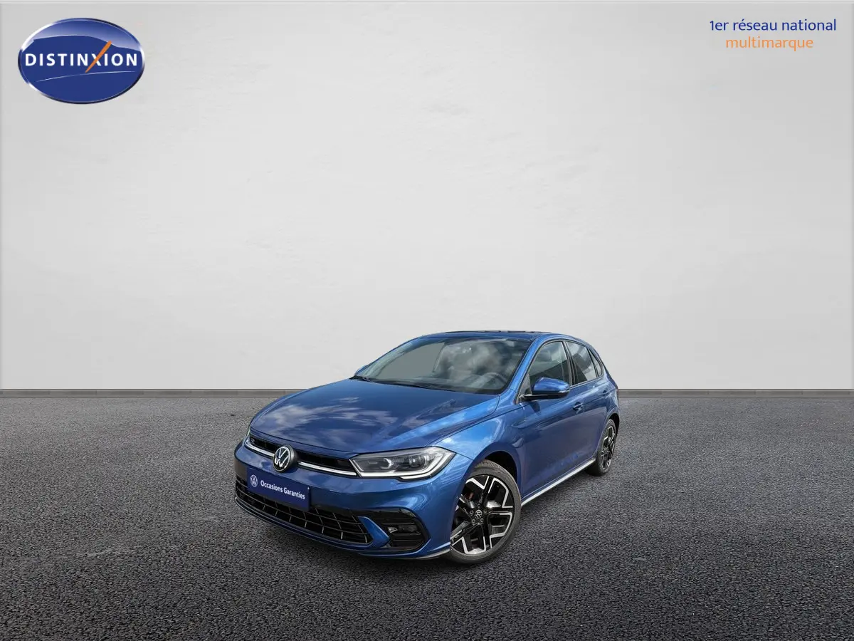 Volkswagen Polo 2025 bleu métallisé vue 3/4 avant droit avec jantes alliage et toit noir