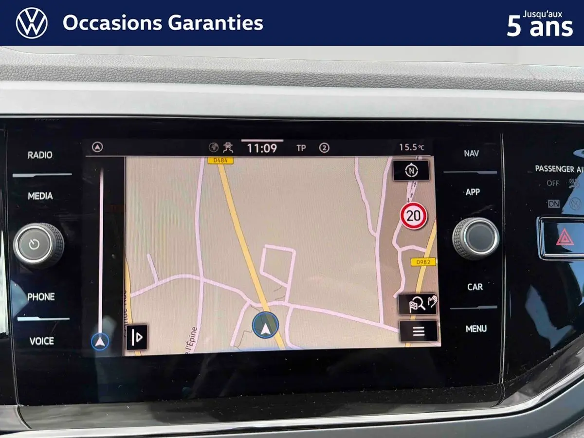Écran tactile de navigation du Volkswagen Polo 2025 affichant une carte routière, vue intérieure centrée.
