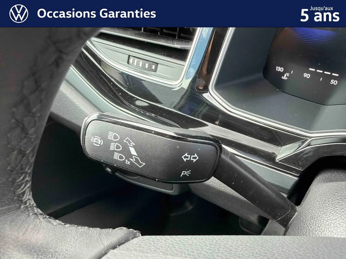 Gros plan sur la commande de clignotants à gauche du volant dans l’habitacle d’une Volkswagen Polo 2025.