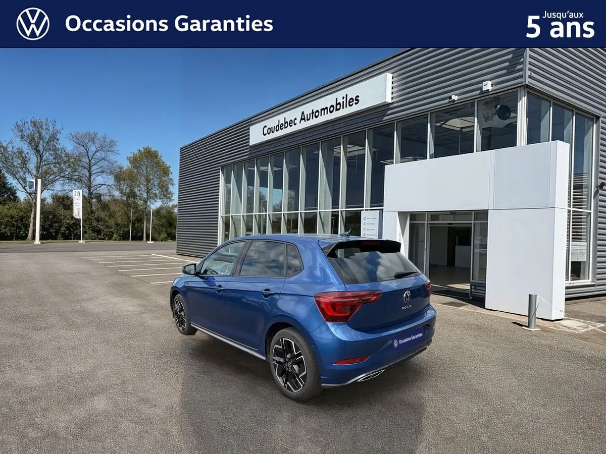 Vue 3/4 arrière droite d'une Volkswagen Polo 2025 bleu récif métallisée avec toit noir et jantes alliage 17 pouces.