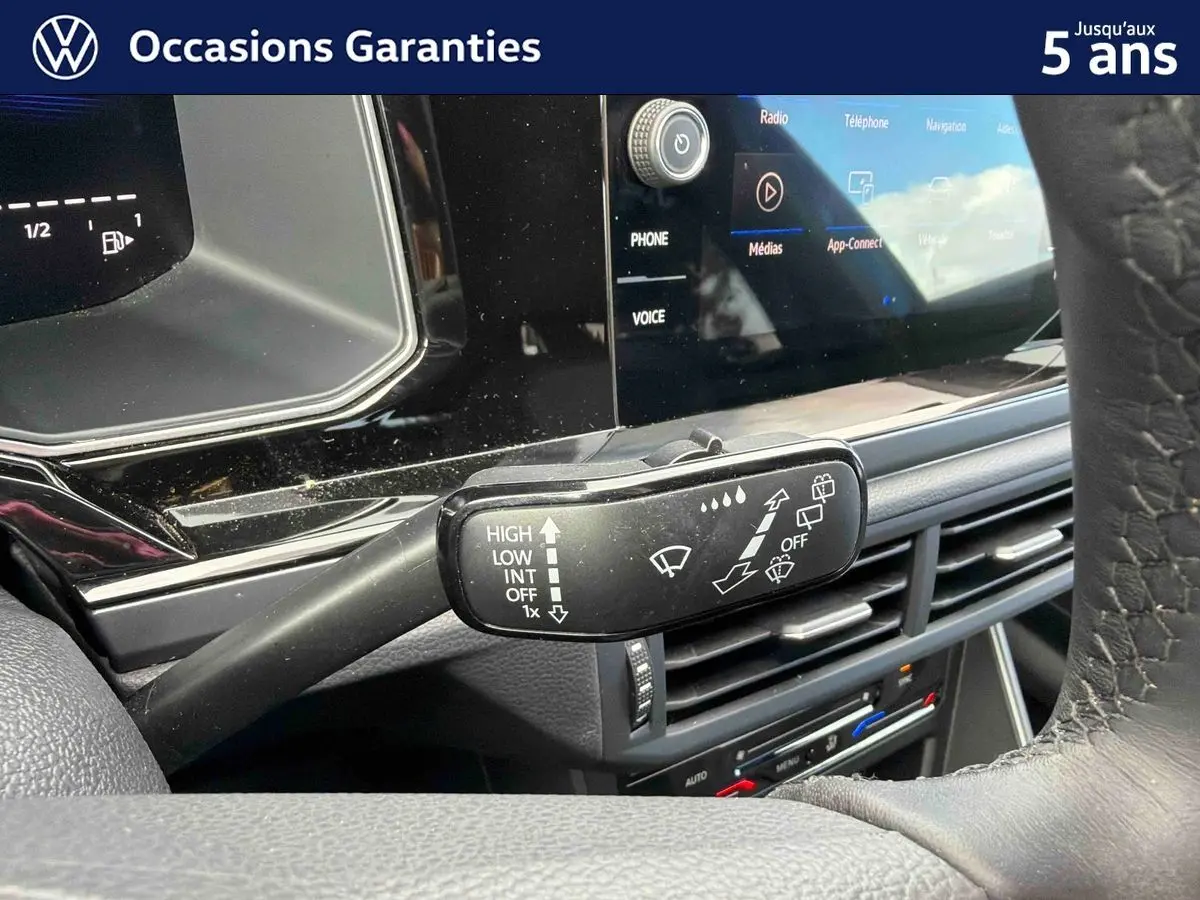Gros plan sur la commande d’essuie-glace côté gauche du tableau de bord de la Volkswagen Polo bleue 2025.