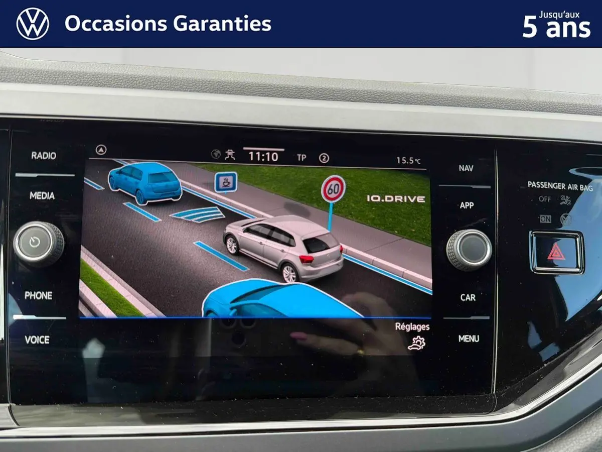 Écran tactile intérieur montrant l'aide à la conduite avec représentation graphique de véhicules et panneau de limitation à 60 km/h.