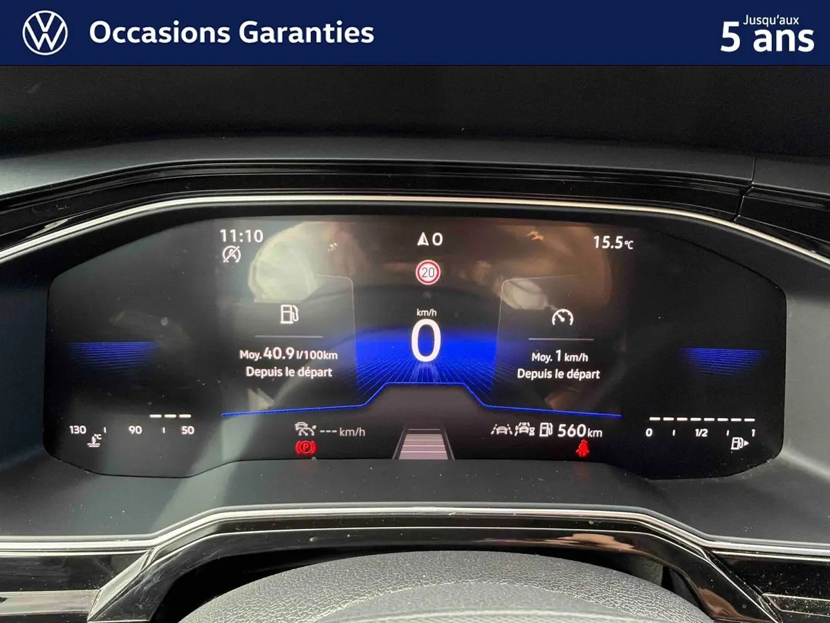 Vue rapprochée du combiné d'instruments digital de la Volkswagen Polo 2025 affichant la vitesse à 0 km/h et les informations de conduite.