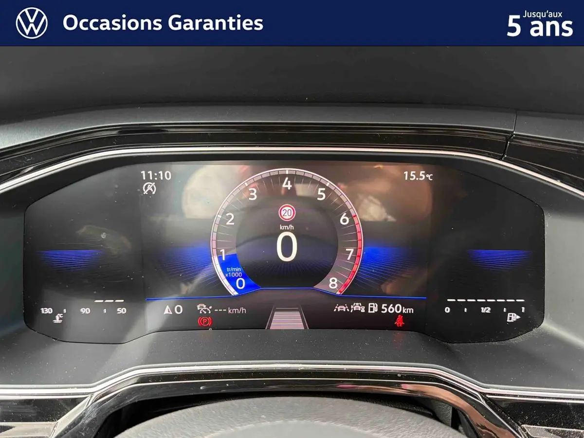 Vue rapprochée du combiné d'instruments digital 8 pouces de la Volkswagen Polo 2025 avec affichage tachymètre et informations de conduite.