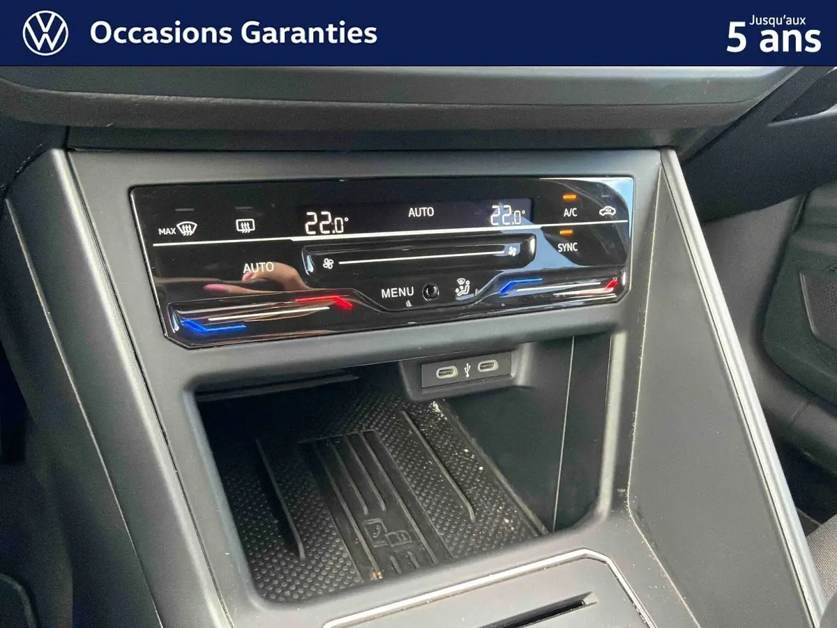 Vue rapprochée de la console centrale avec climatisation automatique tactile et ports USB d'une Volkswagen Polo bleue 2025.