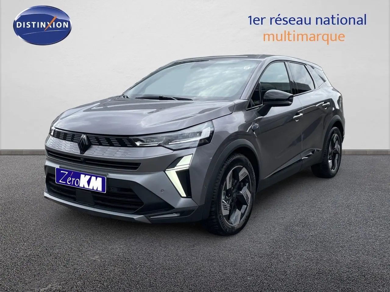 Renault Symbioz gris cassiopée métal en 3/4 avant droit, avec feux LED et jantes noires distinctives.