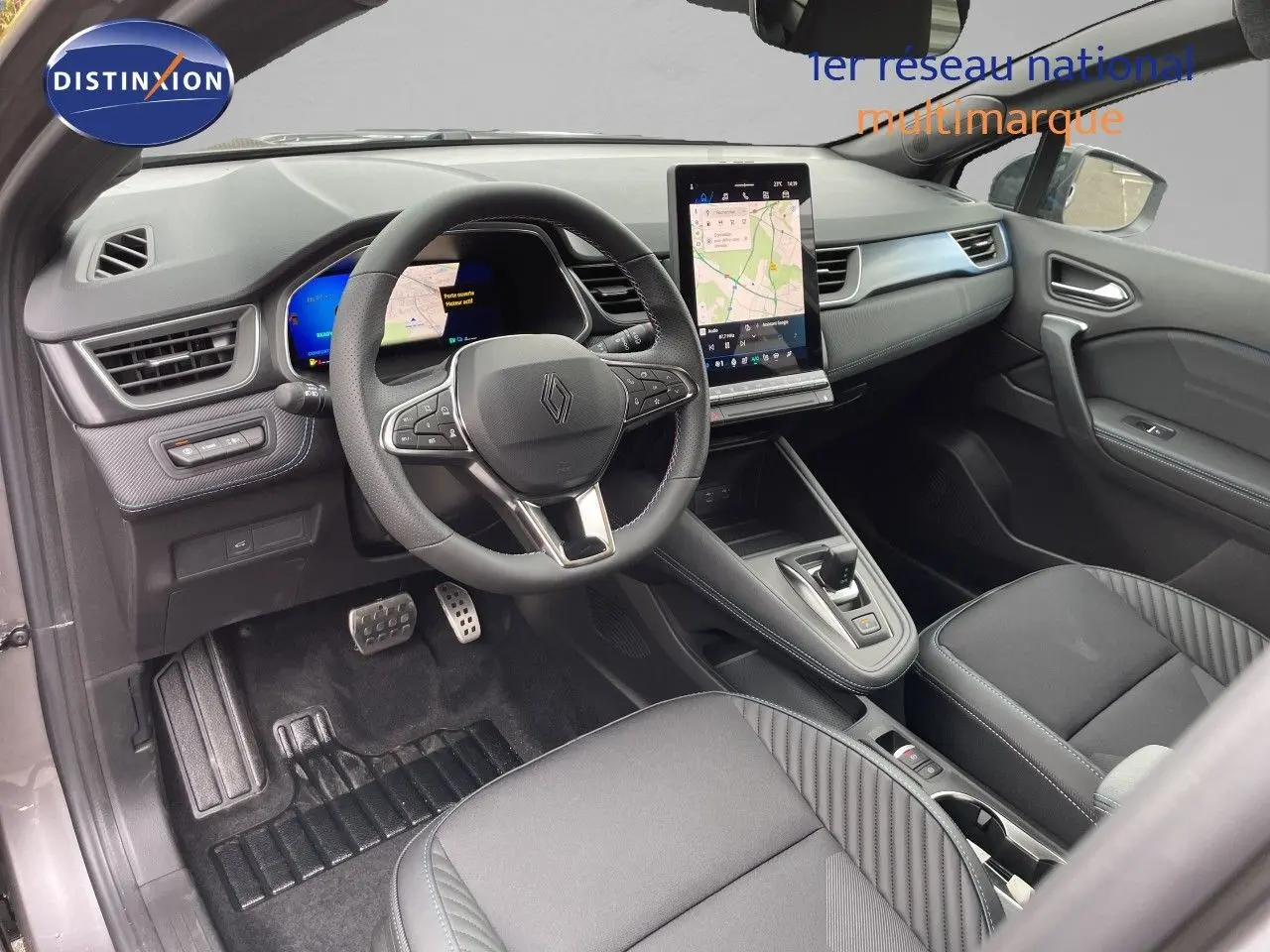 Vue intérieure côté conducteur de la Renault Symbioz 2026, tableau de bord moderne avec écran tactile vertical et sellerie noire.