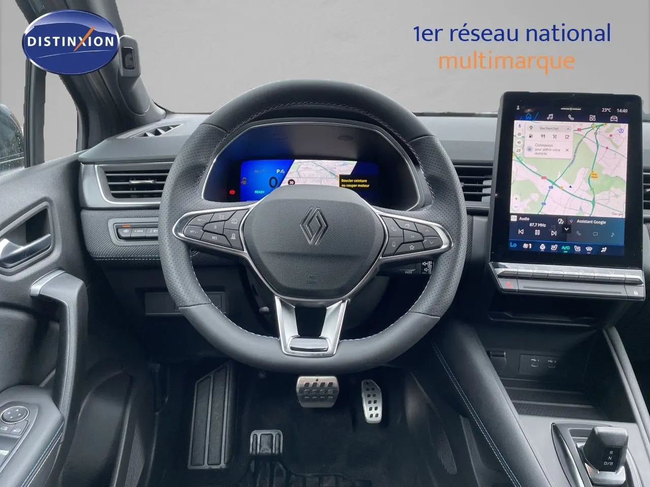 Vue intérieure centrée sur le volant Renault Symbioz gris cassiopée, avec tableau de bord numérique et écran tactile vertical.