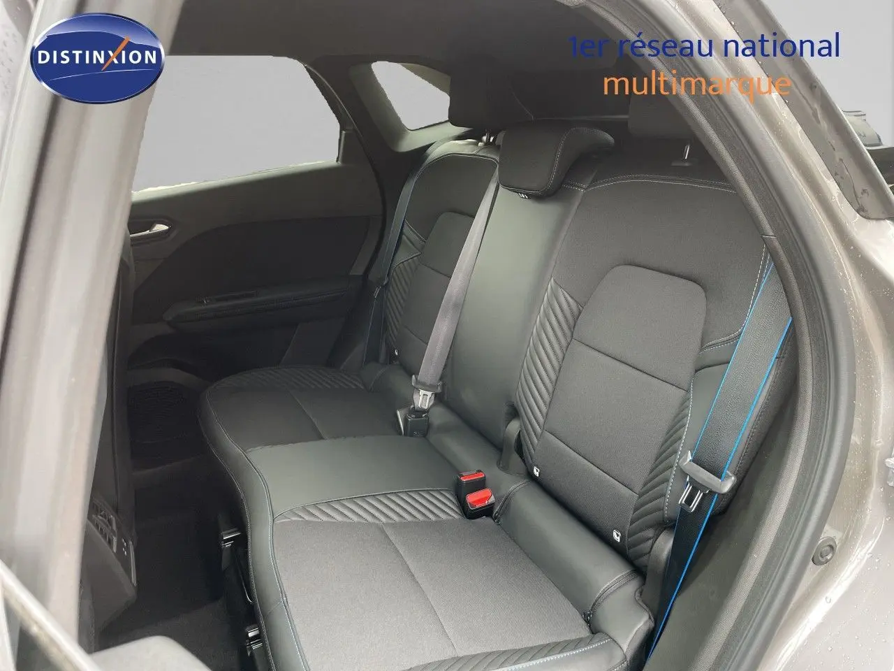 Vue intérieure côté droit sur la banquette arrière noire avec surpiqûres bleues du Renault Symbioz gris cassiopée métal.