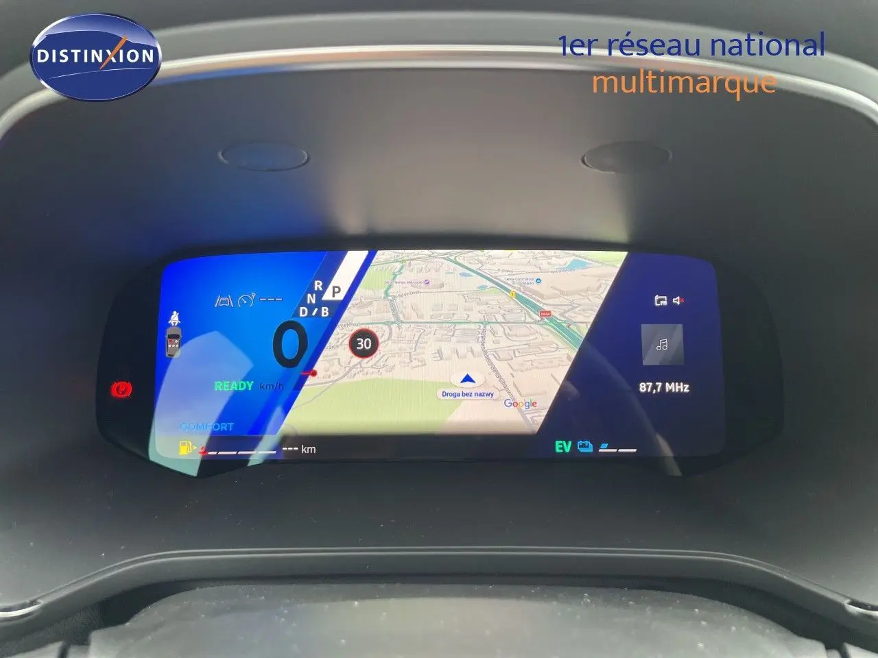 Écran numérique du tableau de bord de la Renault Symbioz gris cassiopée, affichant la navigation et la vitesse à 0 km/h.