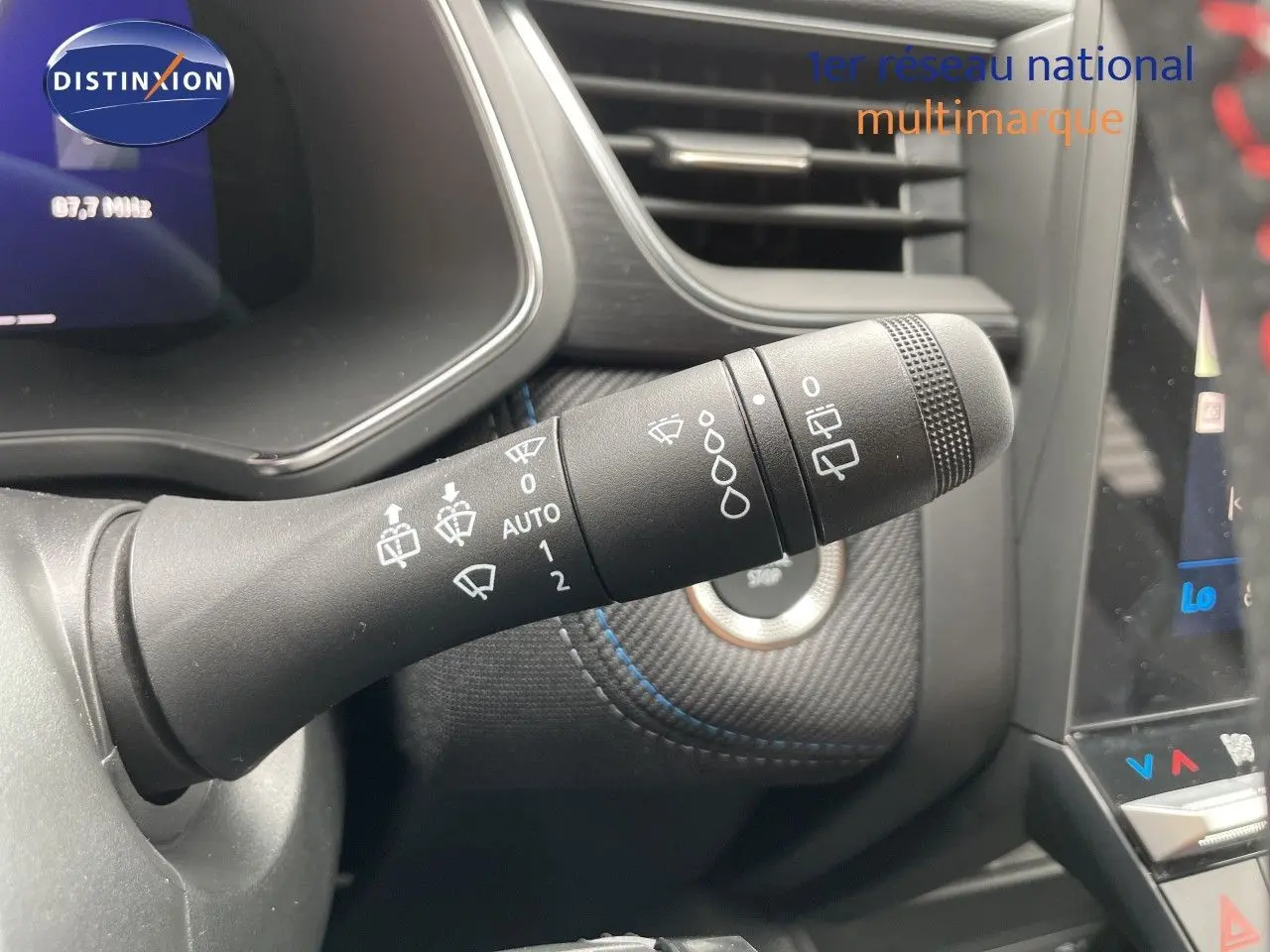 Gros plan sur la commande d’essuie-glace à gauche du volant dans l’habitacle gris cassiopée métal du Renault Symbioz 2026.