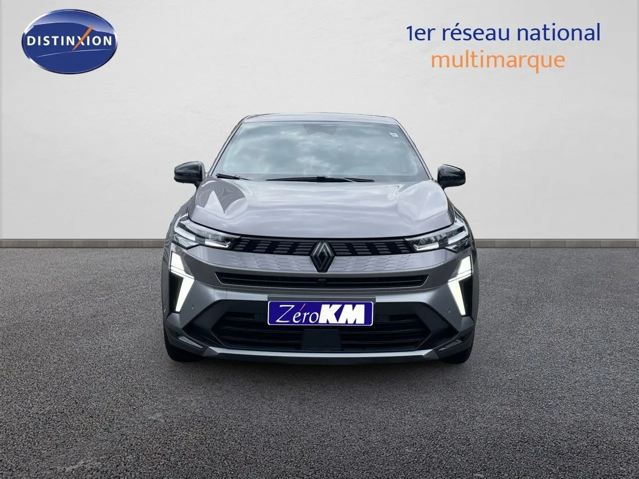 Vue frontale d'une Renault Symbioz gris cassiopée métal avec éclairage LED distinctif allumé.