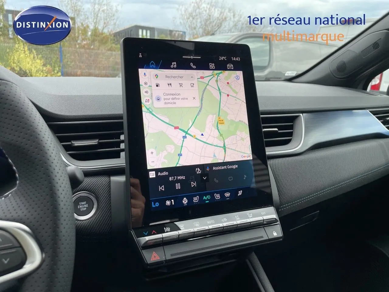 Vue intérieure du tableau de bord de la Renault Symbioz gris cassiopée, avec écran tactile central affichant la navigation.