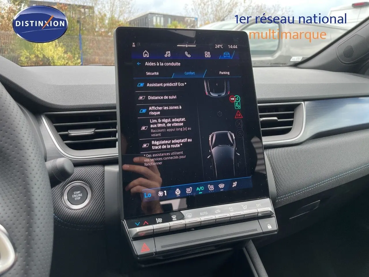 Vue intérieure centrée sur l'écran tactile vertical du tableau de bord du Renault Symbioz gris Cassiopée, avec détails des commandes.