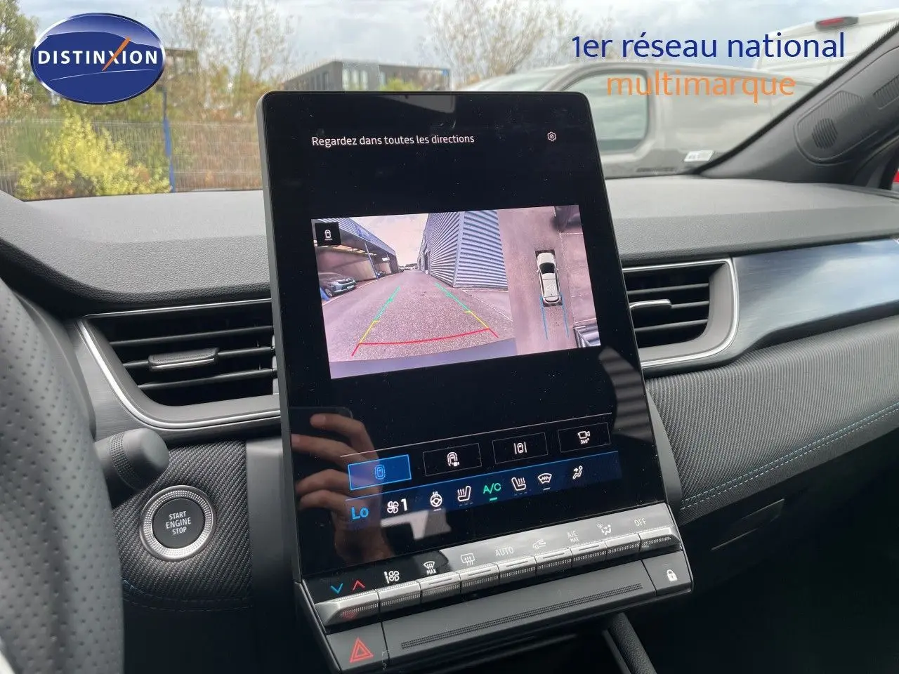 Vue intérieure centrée sur l'écran tactile du tableau de bord du Renault Symbioz gris cassiopée, affichant la caméra de recul.