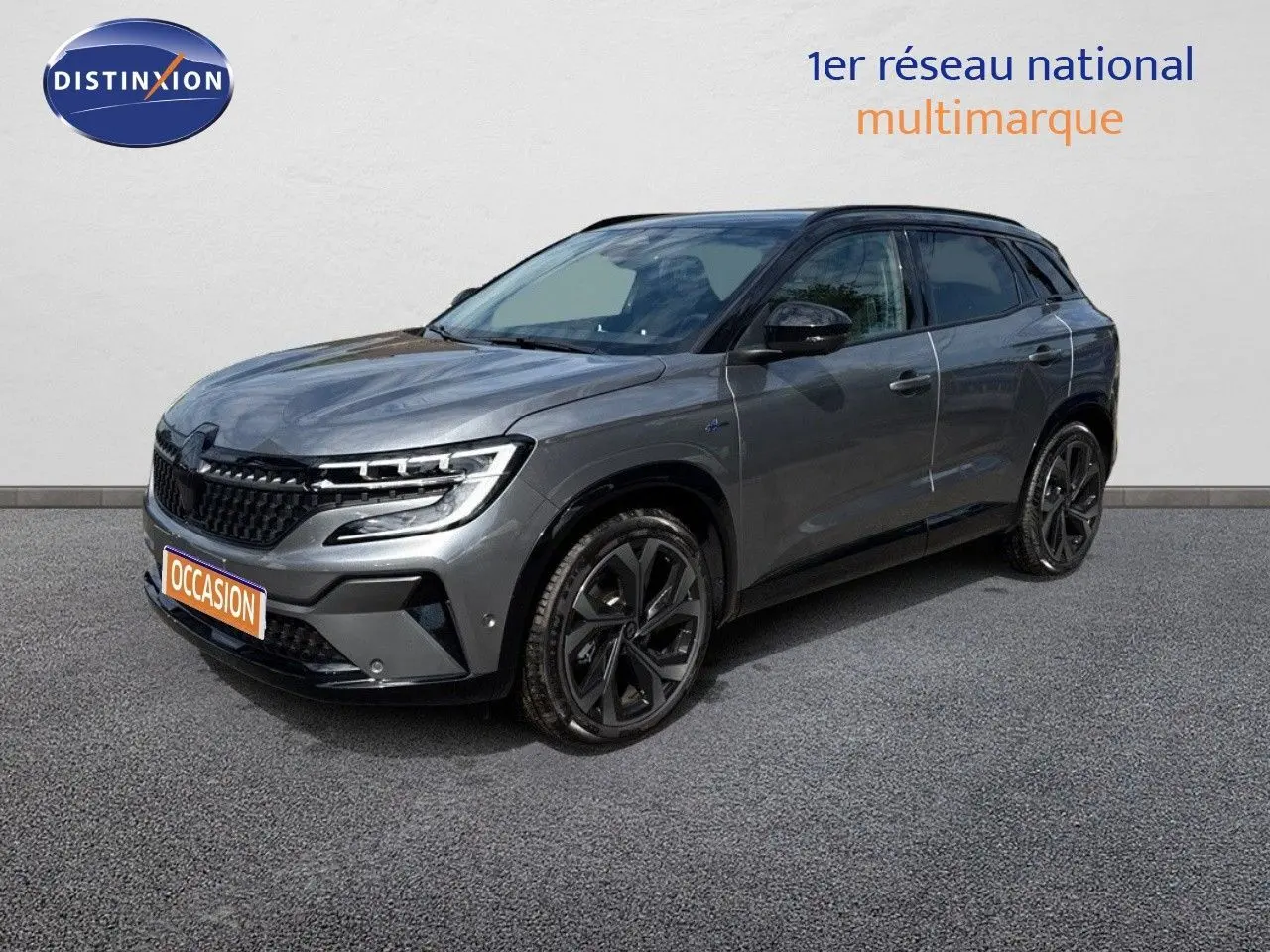 Renault Austral 2024 gris schiste métal avec toit noir, vue 3/4 avant mettant en valeur ses jantes noires et son design moderne.