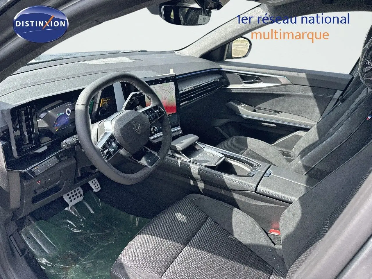 Vue intérieure côté conducteur du Renault Austral 2024, avec tableau de bord numérique et finitions noires modernes.