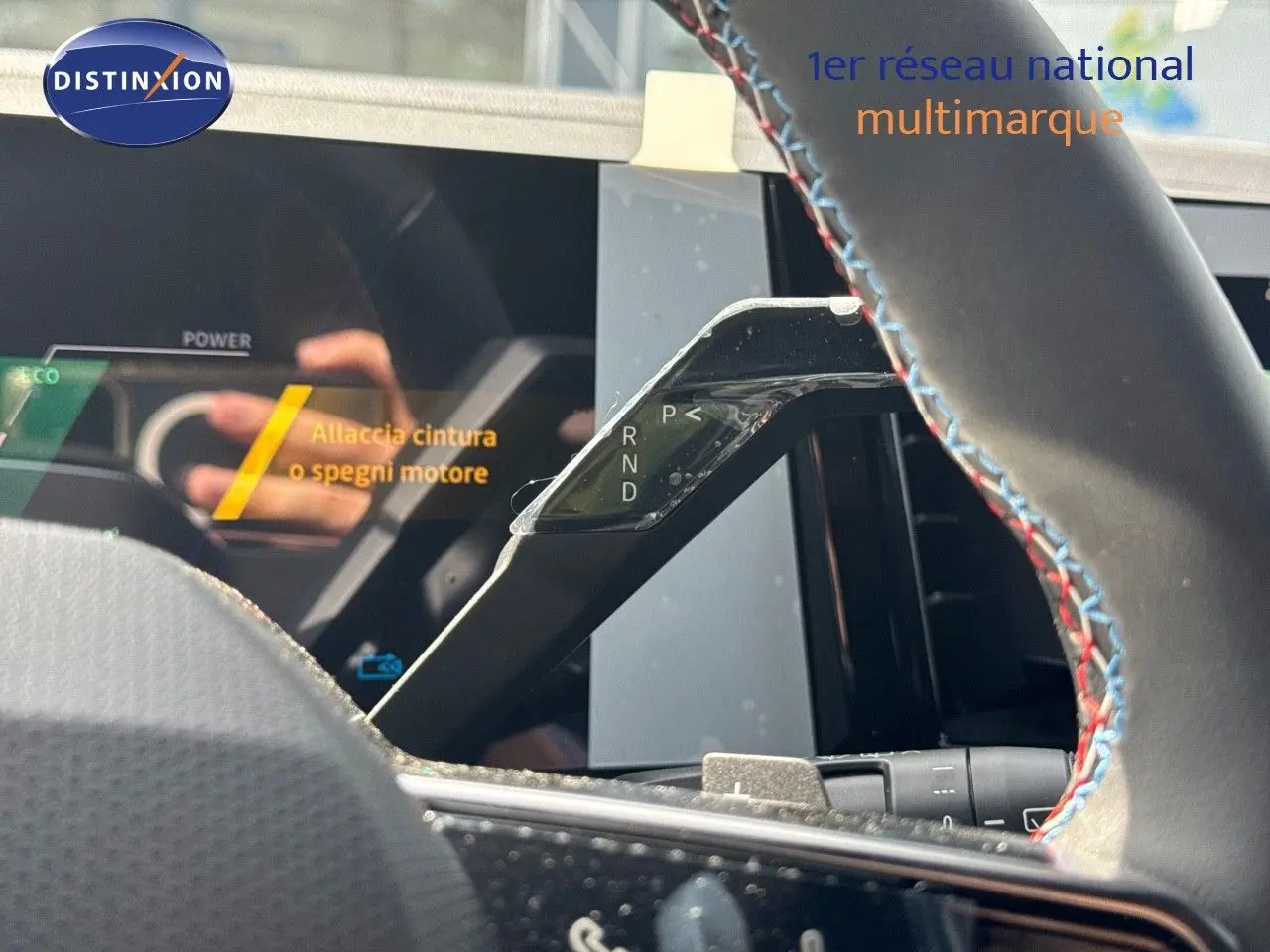 Vue intérieure rapprochée du levier de vitesses automatique sur le tableau de bord d’un Renault Austral gris schiste.