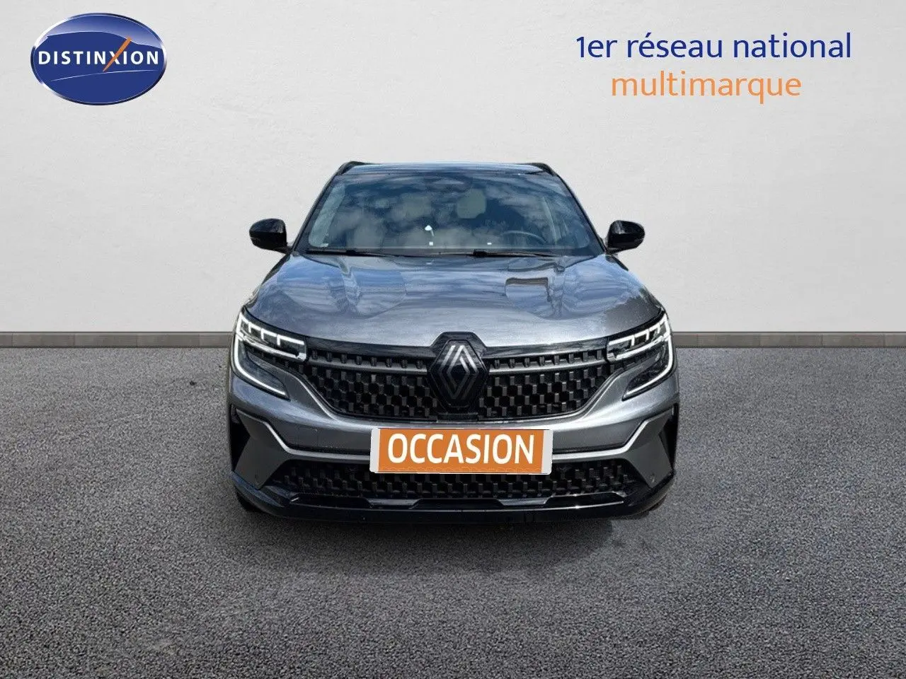 Vue de face du Renault Austral 2024 gris schiste métal avec toit noir, calandre noire et phares LED distinctifs.