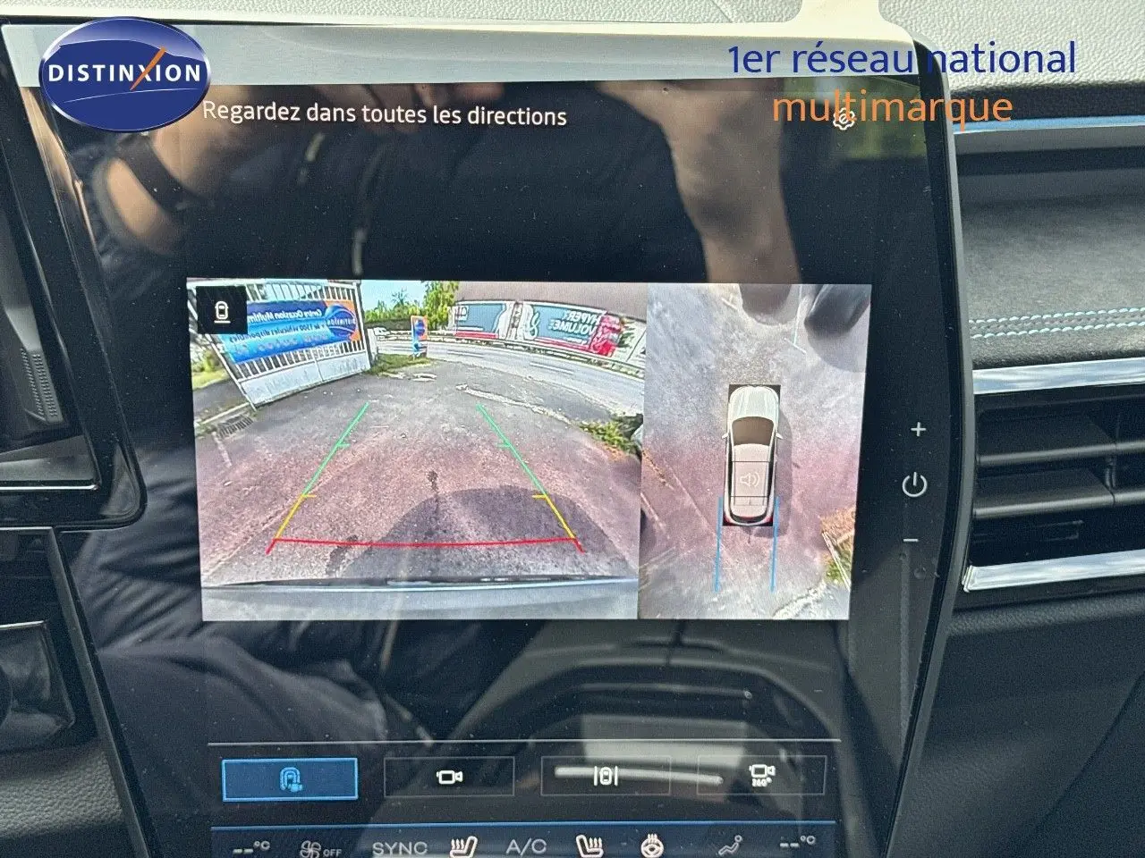 Écran tactile intérieur montrant la caméra de recul et vue à 360° du Renault Austral gris schiste avec toit noir.