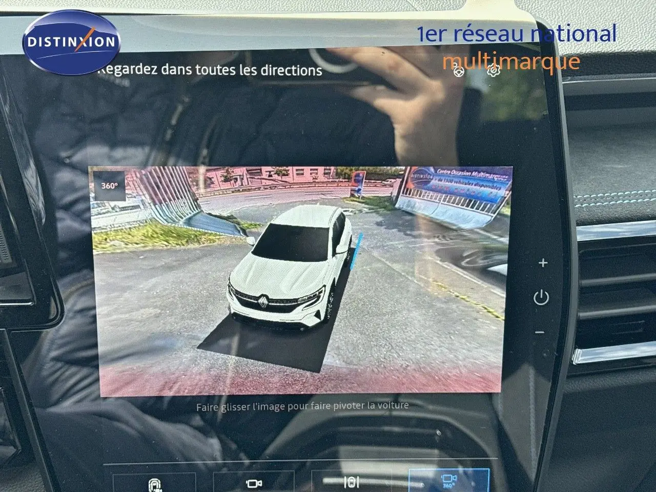 Vue écran intérieur montrant la caméra 360° du Renault Austral gris schiste métal avec toit noir, vue aérienne du véhicule en stationnement.