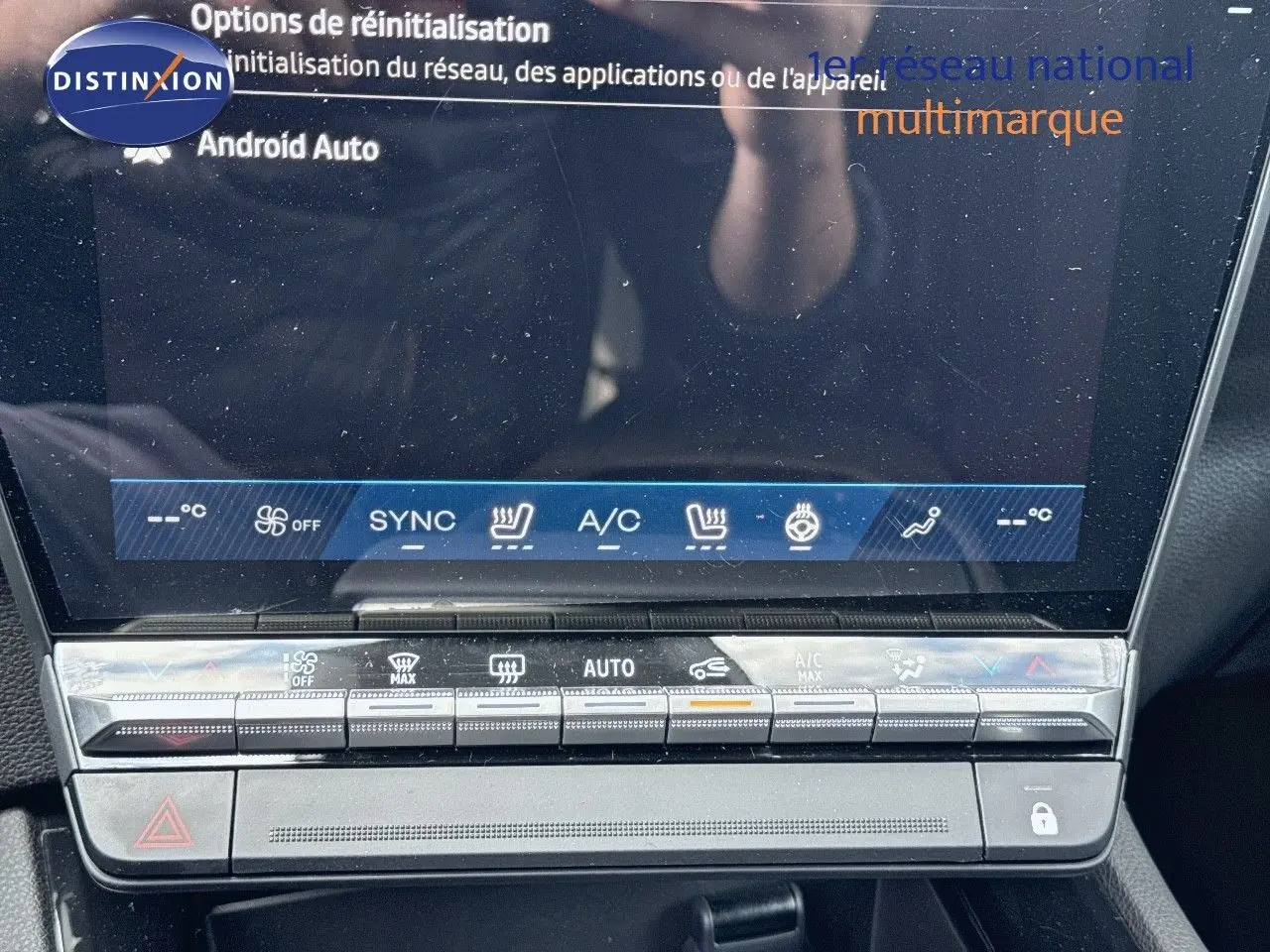 Gros plan sur la console centrale tactile du Renault Austral 2024, avec commandes climatisation et écran digital.