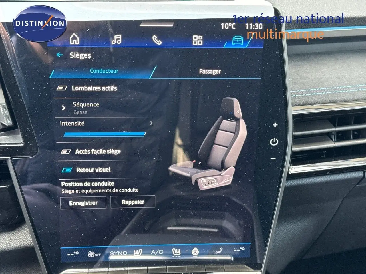 Écran tactile intérieur du Renault Austral 2024 montrant les réglages du siège conducteur, avec tableau de bord noir et surpiqûres bleues.