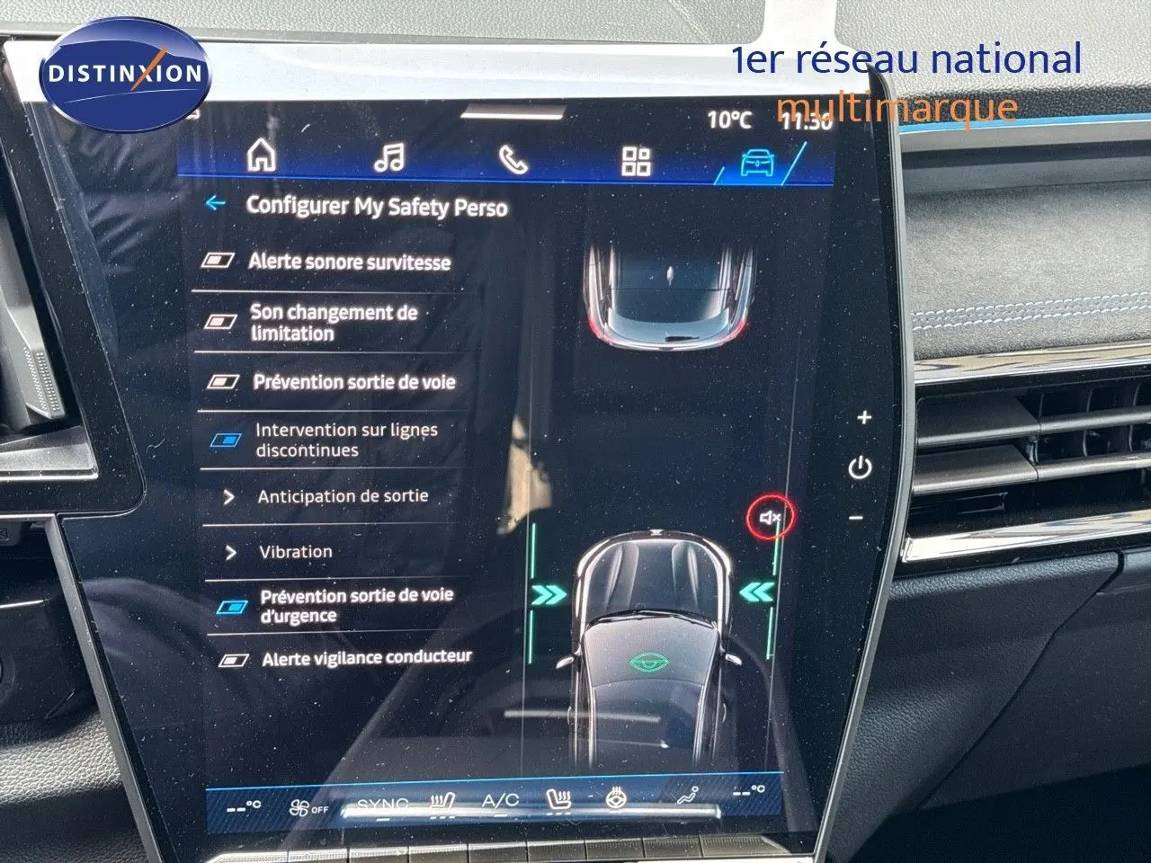 Écran tactile intérieur du Renault Austral 2024 montrant les options d'assistance à la conduite, ambiance moderne et épurée.
