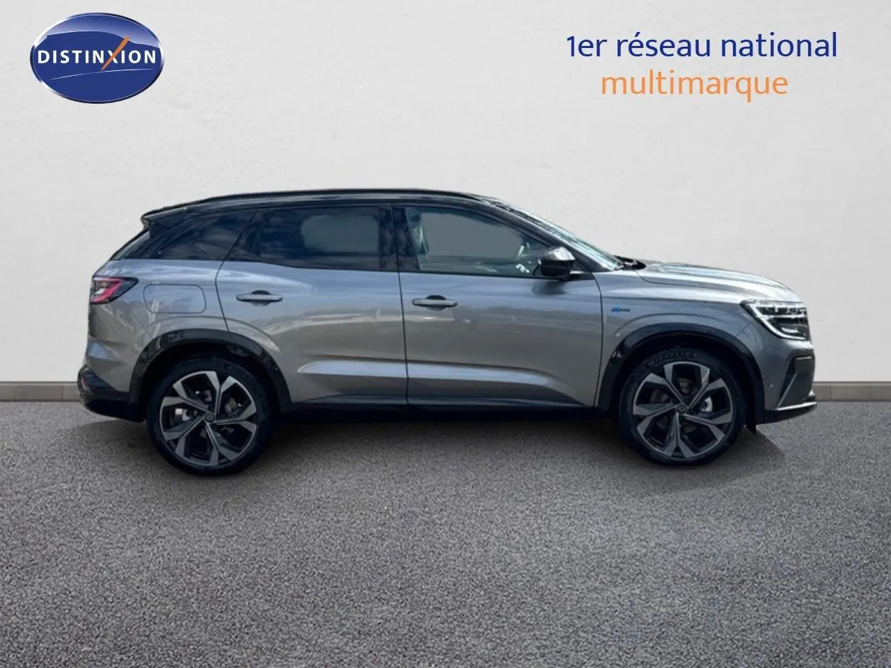 Profil droit du Renault Austral 2024 gris schiste métal avec toit noir, roues alliage et lignes modernes distinctives.