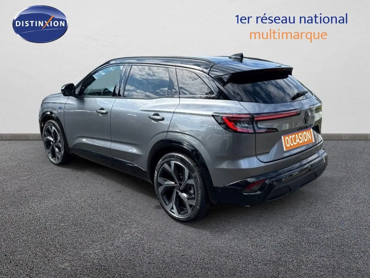 Vue 3/4 arrière droite d’un Renault Austral gris schiste métal avec toit noir et jantes alliage noires.