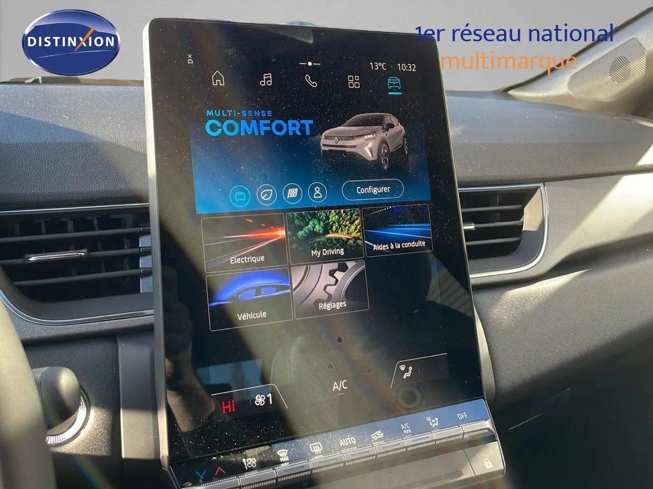 Écran tactile central du Renault Captur E-Tech gris rafale, affichant le mode de conduite Comfort en intérieur lumineux.