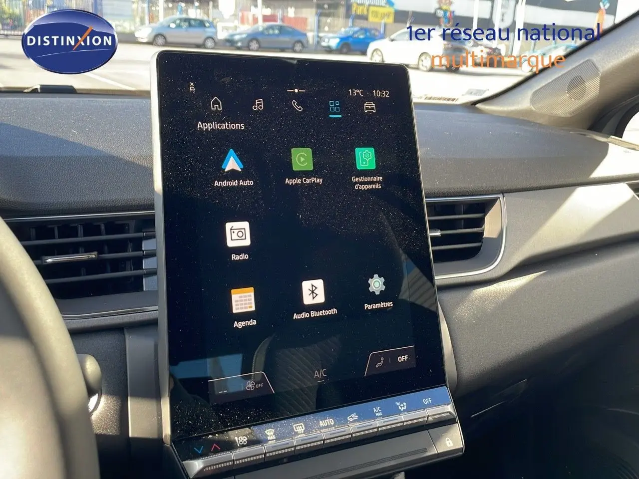 Écran tactile central affichant les applications multimédia dans l'habitacle d'un Renault Captur gris Rafale 2025.