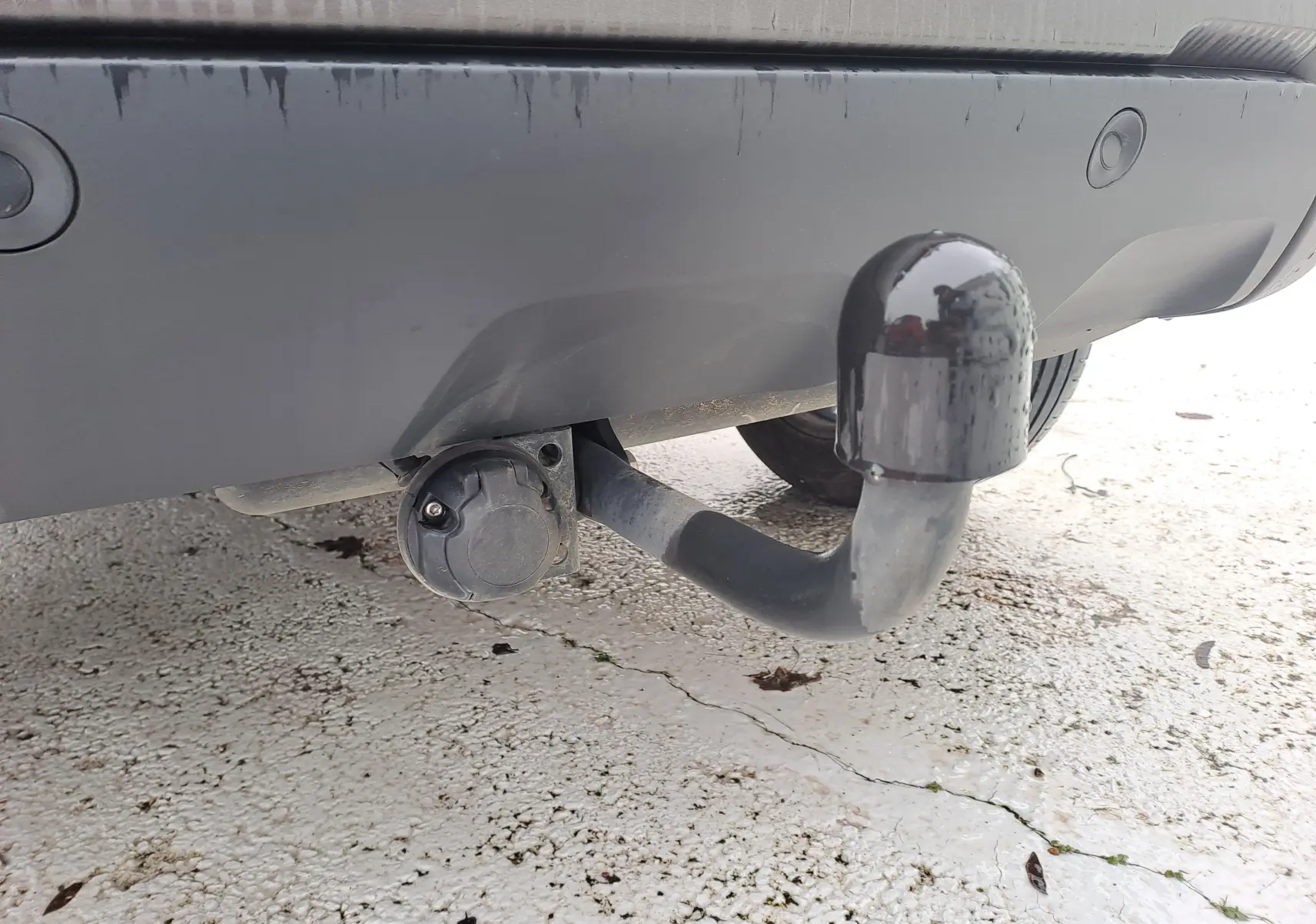 Gros plan sur l'attelage noir fixé à l'arrière du Dacia Duster 2023 couleur kaki Liken.