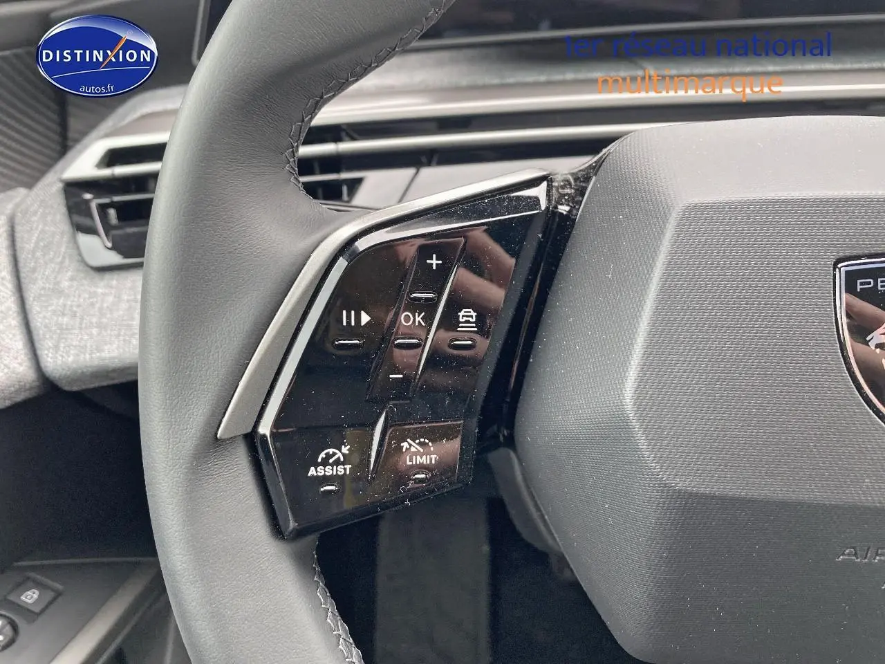 Gros plan sur la partie gauche du volant cuir multifonction du Peugeot 3008 2025, avec commandes de régulateur et assistant.