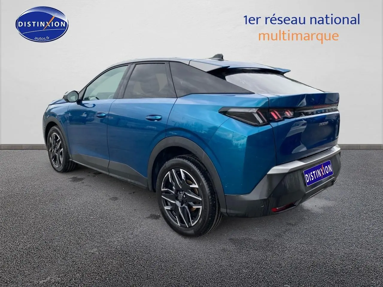 Vue 3/4 arrière droite d’un Peugeot 3008 bleu 2025 avec jantes alu et feux arrière LED distinctifs.