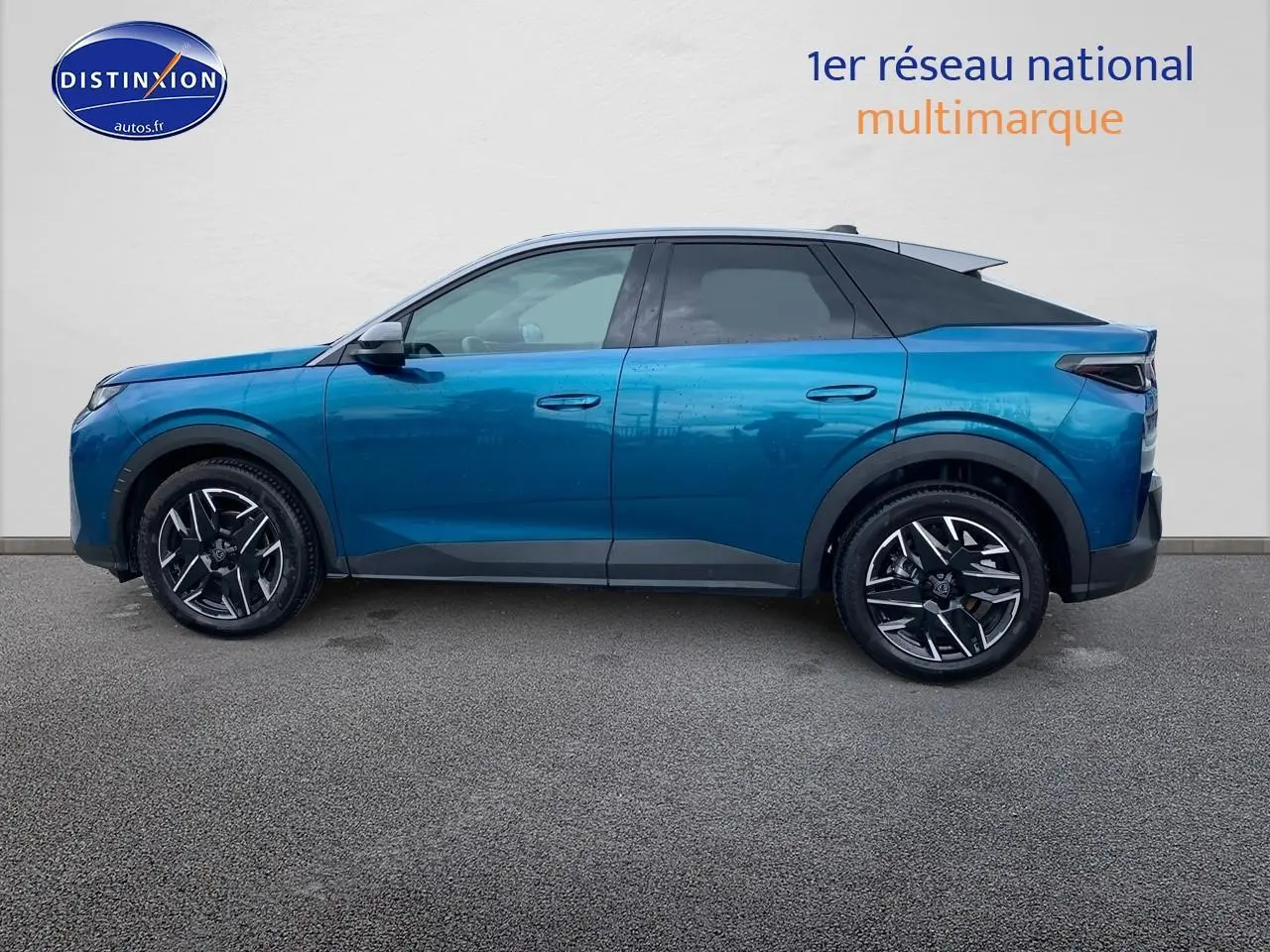 Profil côté gauche du Peugeot 3008 bleu 2025 avec jantes alu noires et toit noir contrasté.