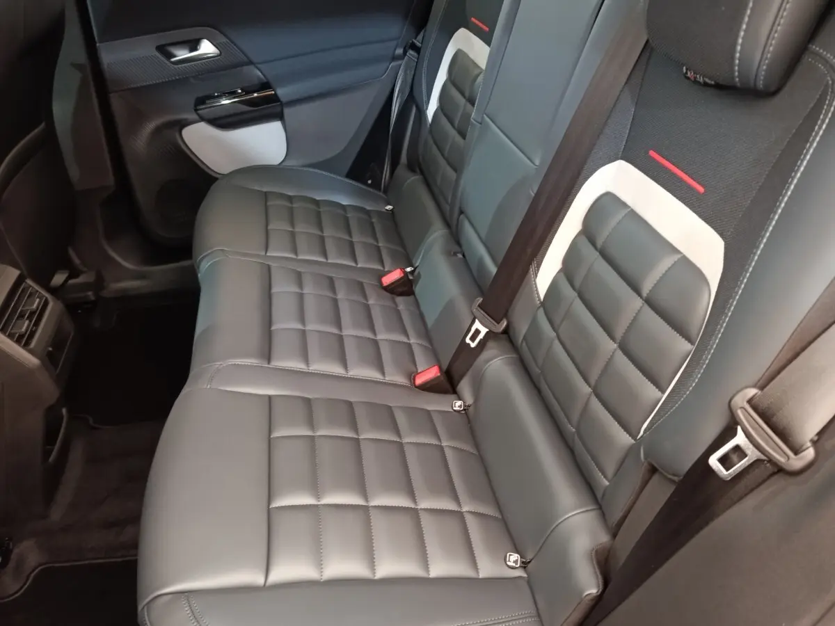 Vue intérieure côté droit des sièges arrière en cuir noir et tissu gris clair du Citroën C5 Hybride 2026.